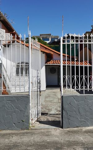 Casa à venda com 250m², 6 quartos e 5 vagas Casa à venda com 250m², 6 quartos e 5 vagasFachada