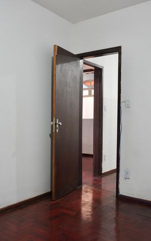 Casa à venda com 250m², 6 quartos e 5 vagas Casa à venda com 250m², 6 quartos e 5 vagasQuarto 1 (Casa)