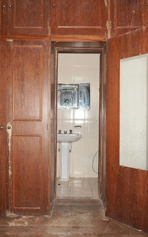 Casa à venda com 250m², 6 quartos e 5 vagas Casa à venda com 250m², 6 quartos e 5 vagasSuíte (Barracão)