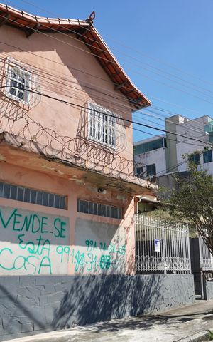 Casa à venda com 250m², 6 quartos e 5 vagas Casa à venda com 250m², 6 quartos e 5 vagasFachada
