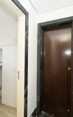 Apartamento à venda com 366m², 3 quartos e 3 vagas Apartamento à venda com 366m², 3 quartos e 3 vagasQUARTO E BANHO DE EMPREGADA