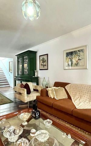 Casa à venda com 134m², 3 quartos e 2 vagas Casa à venda com 134m², 3 quartos e 2 vagasSala