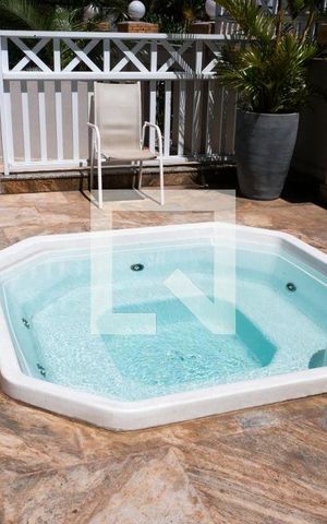 Apartamento à venda com 158m², 3 quartos e 3 vagas Apartamento à venda com 158m², 3 quartos e 3 vagasÁrea comum - Piscina