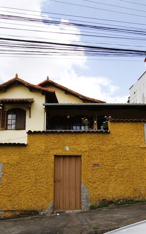 Casa à venda com 360m², 4 quartos e 4 vagasFachada
