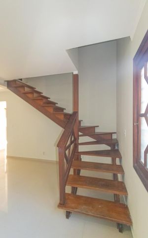 Casa para alugar com 150m², 3 quartos e 2 vagas Casa para alugar com 150m², 3 quartos e 2 vagasEscada