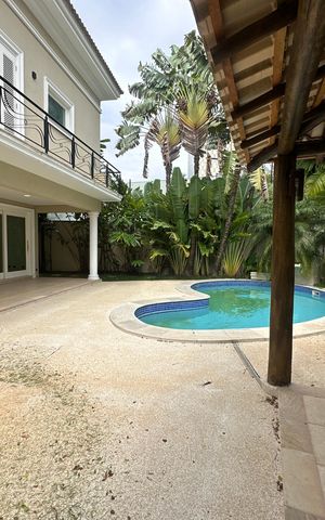 Casa de condomínio à venda com 500m², 4 quartos e 4 vagas Casa de condomínio à venda com 500m², 4 quartos e 4 vagasPiscina