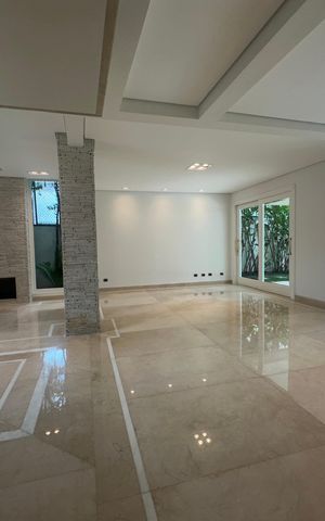 Casa de condomínio à venda com 500m², 4 quartos e 4 vagas Casa de condomínio à venda com 500m², 4 quartos e 4 vagasSala