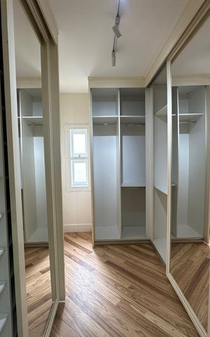 Casa de condomínio à venda com 500m², 4 quartos e 4 vagas Casa de condomínio à venda com 500m², 4 quartos e 4 vagasCloset