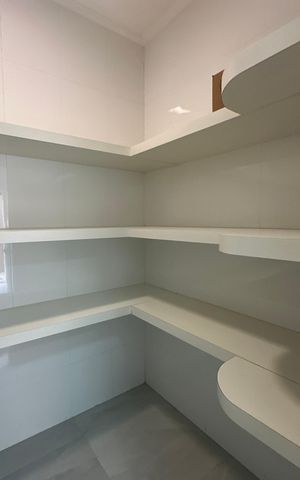 Casa de condomínio à venda com 500m², 4 quartos e 4 vagas Casa de condomínio à venda com 500m², 4 quartos e 4 vagasDespensa