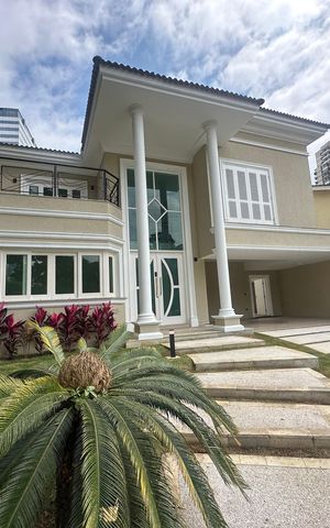 Casa de condomínio à venda com 500m², 4 quartos e 4 vagas Casa de condomínio à venda com 500m², 4 quartos e 4 vagasFachada