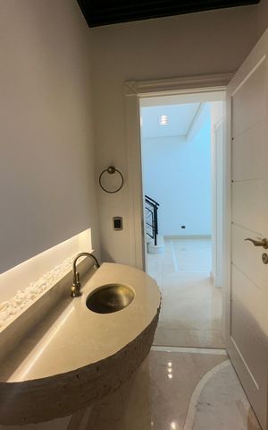 Casa de condomínio à venda com 500m², 4 quartos e 4 vagas Casa de condomínio à venda com 500m², 4 quartos e 4 vagasLavabo