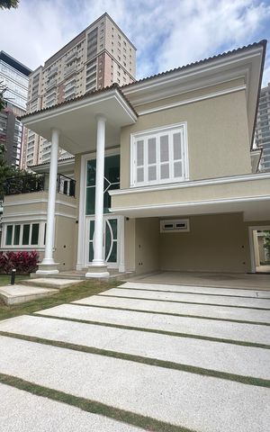 Casa de condomínio à venda com 500m², 4 quartos e 4 vagas Casa de condomínio à venda com 500m², 4 quartos e 4 vagasFachada