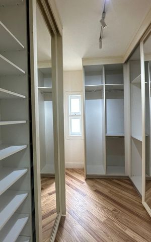 Casa de condomínio à venda com 500m², 4 quartos e 4 vagas Casa de condomínio à venda com 500m², 4 quartos e 4 vagasCloset