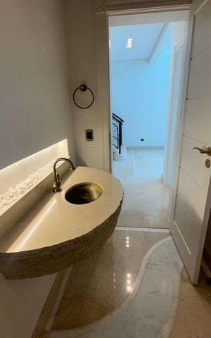 Casa de condomínio à venda com 500m², 4 quartos e 4 vagas Casa de condomínio à venda com 500m², 4 quartos e 4 vagasLavabo