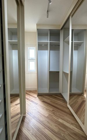 Casa de condomínio à venda com 500m², 4 quartos e 4 vagas Casa de condomínio à venda com 500m², 4 quartos e 4 vagasCloset