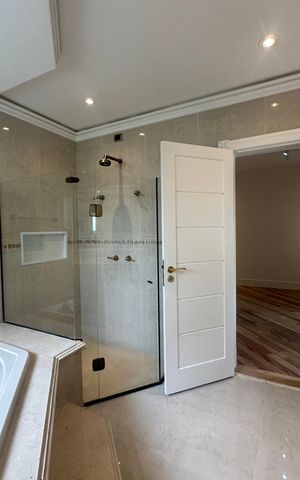 Casa de condomínio à venda com 500m², 4 quartos e 4 vagas Casa de condomínio à venda com 500m², 4 quartos e 4 vagasBanheiro da Suíte 2