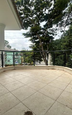 Casa de condomínio à venda com 500m², 4 quartos e 4 vagas Casa de condomínio à venda com 500m², 4 quartos e 4 vagasVaranda