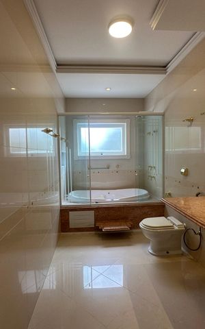 Casa de condomínio à venda com 500m², 4 quartos e 4 vagas Casa de condomínio à venda com 500m², 4 quartos e 4 vagasBanheiro Social