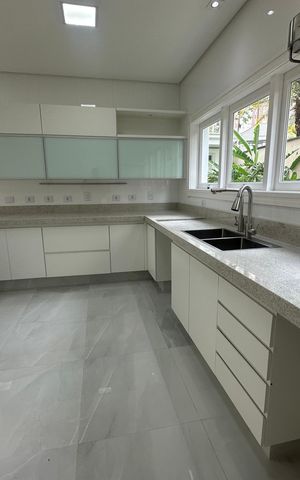 Casa de condomínio à venda com 500m², 4 quartos e 4 vagas Casa de condomínio à venda com 500m², 4 quartos e 4 vagasCozinha