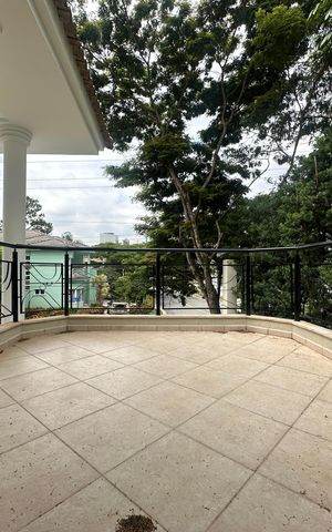 Casa de condomínio à venda com 500m², 4 quartos e 4 vagas Casa de condomínio à venda com 500m², 4 quartos e 4 vagasVaranda