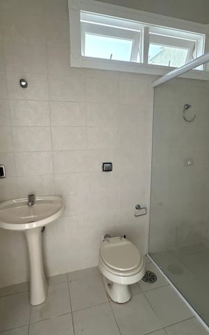 Casa de condomínio à venda com 500m², 4 quartos e 4 vagas Casa de condomínio à venda com 500m², 4 quartos e 4 vagasBanheiro de serviço