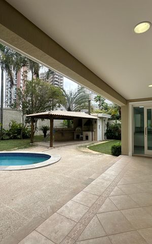 Casa de condomínio à venda com 500m², 4 quartos e 4 vagas Casa de condomínio à venda com 500m², 4 quartos e 4 vagasVaranda