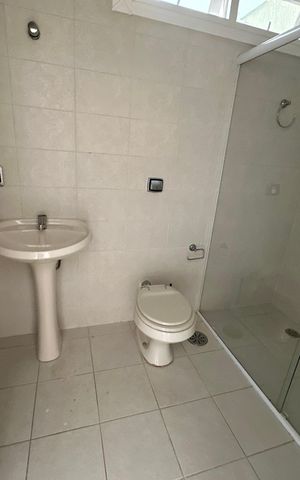 Casa de condomínio à venda com 500m², 4 quartos e 4 vagas Casa de condomínio à venda com 500m², 4 quartos e 4 vagasBanheiro de serviço