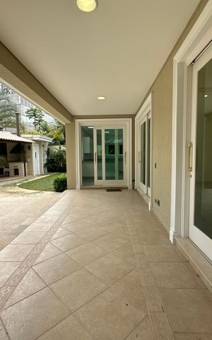 Casa de condomínio à venda com 500m², 4 quartos e 4 vagas Casa de condomínio à venda com 500m², 4 quartos e 4 vagasVaranda