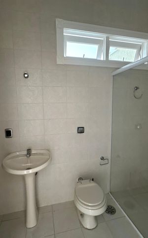 Casa de condomínio à venda com 500m², 4 quartos e 4 vagas Casa de condomínio à venda com 500m², 4 quartos e 4 vagasBanheiro de serviço