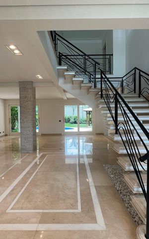 Casa de condomínio à venda com 500m², 4 quartos e 4 vagas Casa de condomínio à venda com 500m², 4 quartos e 4 vagasSala