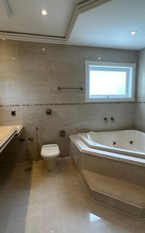 Casa de condomínio à venda com 500m², 4 quartos e 4 vagas Casa de condomínio à venda com 500m², 4 quartos e 4 vagasBanheiro da Suíte 2