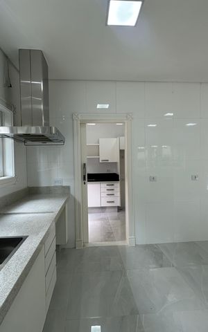 Casa de condomínio à venda com 500m², 4 quartos e 4 vagas Casa de condomínio à venda com 500m², 4 quartos e 4 vagasCozinha