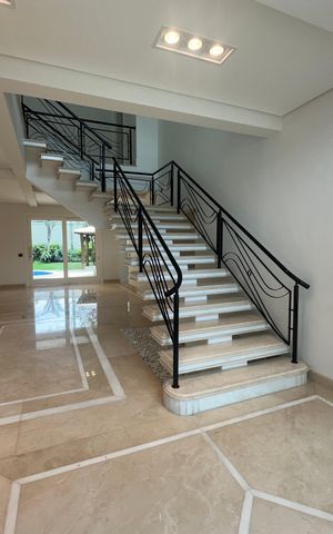 Casa de condomínio à venda com 500m², 4 quartos e 4 vagas Casa de condomínio à venda com 500m², 4 quartos e 4 vagasEscada