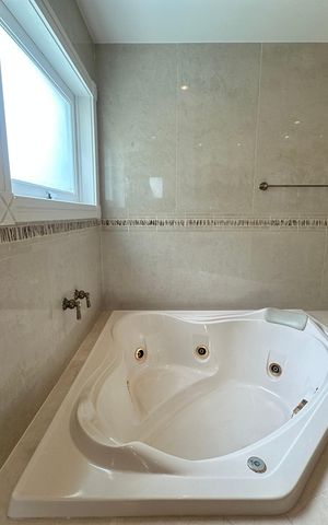 Casa de condomínio à venda com 500m², 4 quartos e 4 vagas Casa de condomínio à venda com 500m², 4 quartos e 4 vagasBanheiro da Suíte 2