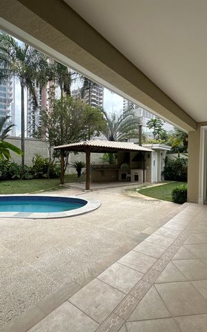 Casa de condomínio à venda com 500m², 4 quartos e 4 vagas Casa de condomínio à venda com 500m², 4 quartos e 4 vagasVaranda