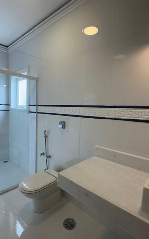 Casa de condomínio à venda com 500m², 4 quartos e 4 vagas Casa de condomínio à venda com 500m², 4 quartos e 4 vagasBanheiro da Suíte 1
