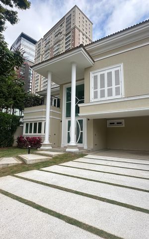 Casa de condomínio à venda com 500m², 4 quartos e 4 vagas Casa de condomínio à venda com 500m², 4 quartos e 4 vagasFachada