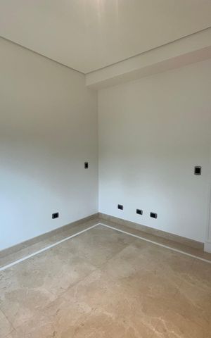 Casa de condomínio à venda com 500m², 4 quartos e 4 vagas Casa de condomínio à venda com 500m², 4 quartos e 4 vagasEscritório