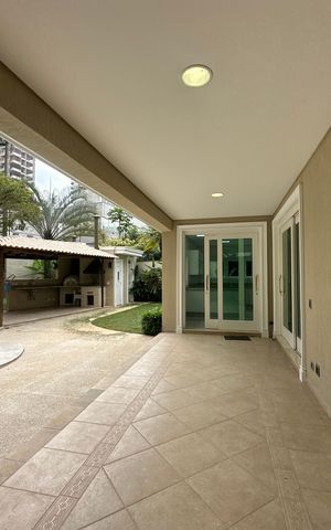 Casa de condomínio à venda com 500m², 4 quartos e 4 vagas Casa de condomínio à venda com 500m², 4 quartos e 4 vagasVaranda