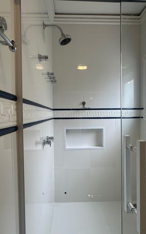 Casa de condomínio à venda com 500m², 4 quartos e 4 vagas Casa de condomínio à venda com 500m², 4 quartos e 4 vagasBanheiro da Suíte 1