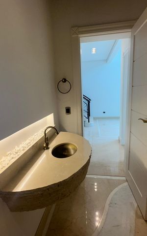 Casa de condomínio à venda com 500m², 4 quartos e 4 vagas Casa de condomínio à venda com 500m², 4 quartos e 4 vagasLavabo