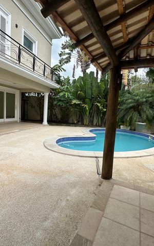 Casa de condomínio à venda com 500m², 4 quartos e 4 vagas Casa de condomínio à venda com 500m², 4 quartos e 4 vagasPiscina