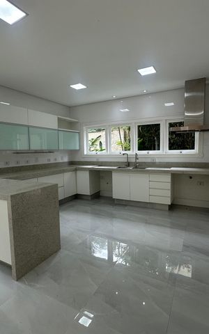 Casa de condomínio à venda com 500m², 4 quartos e 4 vagas Casa de condomínio à venda com 500m², 4 quartos e 4 vagasCozinha