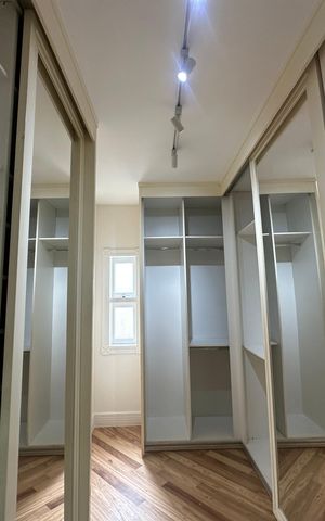 Casa de condomínio à venda com 500m², 4 quartos e 4 vagas Casa de condomínio à venda com 500m², 4 quartos e 4 vagasCloset