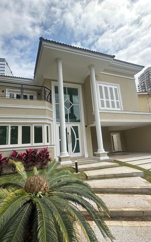 Casa de condomínio à venda com 500m², 4 quartos e 4 vagas Casa de condomínio à venda com 500m², 4 quartos e 4 vagasFachada