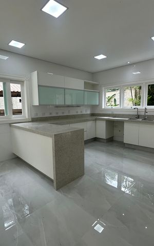 Casa de condomínio à venda com 500m², 4 quartos e 4 vagas Casa de condomínio à venda com 500m², 4 quartos e 4 vagasCozinha