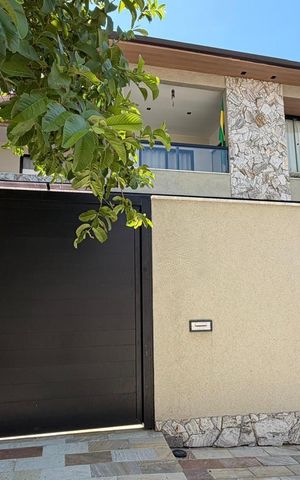 Casa à venda com 123m², 3 quartos e 2 vagas Casa à venda com 123m², 3 quartos e 2 vagasFachada