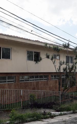 Casa à venda com 321m², 6 quartos e 4 vagas Casa à venda com 321m², 6 quartos e 4 vagasFachada / Placa