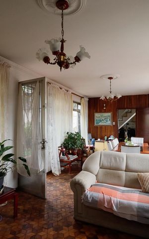 Casa à venda com 321m², 6 quartos e 4 vagas Casa à venda com 321m², 6 quartos e 4 vagasSala