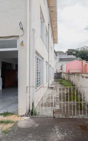 Casa à venda com 321m², 6 quartos e 4 vagas Casa à venda com 321m², 6 quartos e 4 vagasQuintal